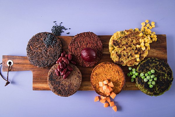 Wer nicht gleich auf ein vegetarisches Burgerpatty umsteigen mag, kann sich für die Misch-Variante entscheiden. Eine Hälfte Hackfleisch, eine Hälfte zerdrückte Hülsenfrüchte. - © Christin Klose/dpa-tmn