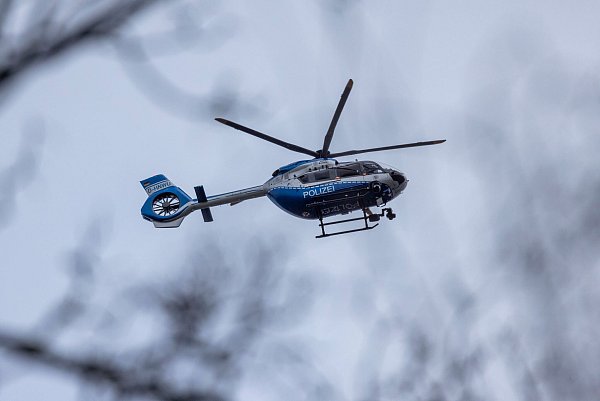 Der Polizei-Hubschrauber kreist über der Schule in Wuppertal. - © Christoph Reichwein/dpa