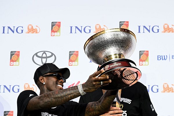 Dennis Schröder und die deutschen Basketballer wurden beim Empfang in Frankfurt für den EM-Titel gefeiert. - © Boris Roessler/dpa