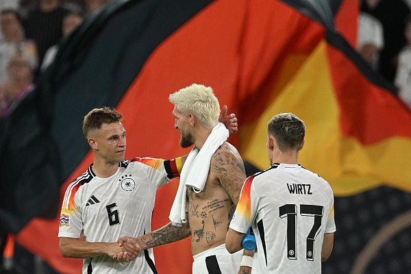 Schwarz-rot-goldener Jubel mit Joshua Kimmich (l), Robert Andrich (M) und Florian Wirtz (r). - © Bernd Thissen/dpa