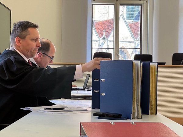 Die Aktensammlung des Prozesses umfasst mehrere Tausend Seiten. - © Maurice Dirker/dpa