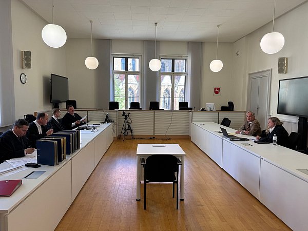 Im Gerichtssaal sitzen sich die Volkswagen-Anwälte (l.) und die Anwälte der Kläger gegenüber. - © Maurice Dirker/dpa