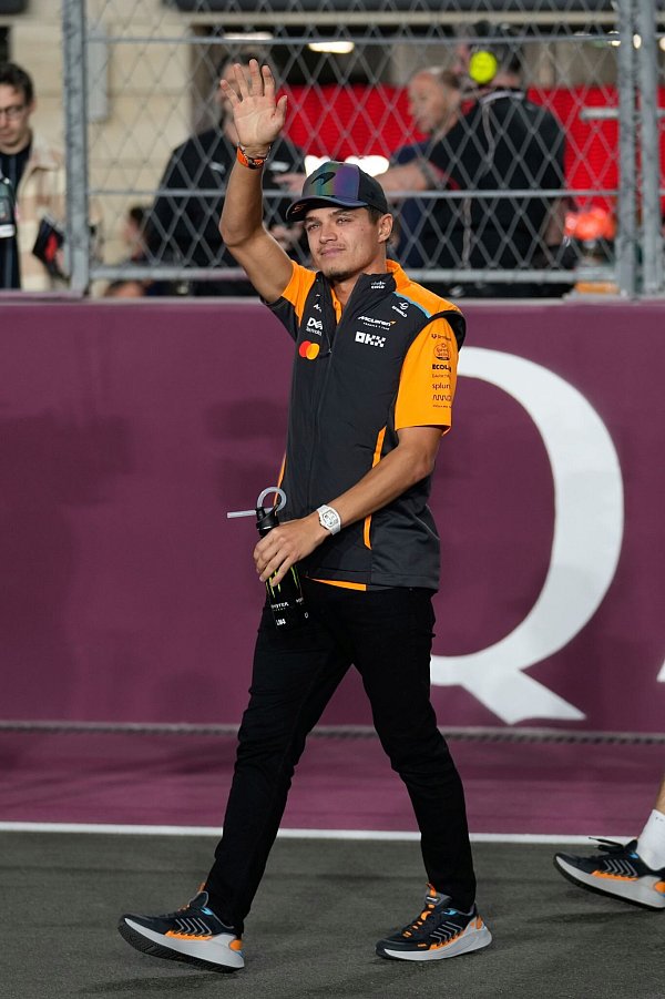 Lando Norris musste in Katar die nächste Enttäuschung verkraften. - © Altaf Qadri/AP/dpa