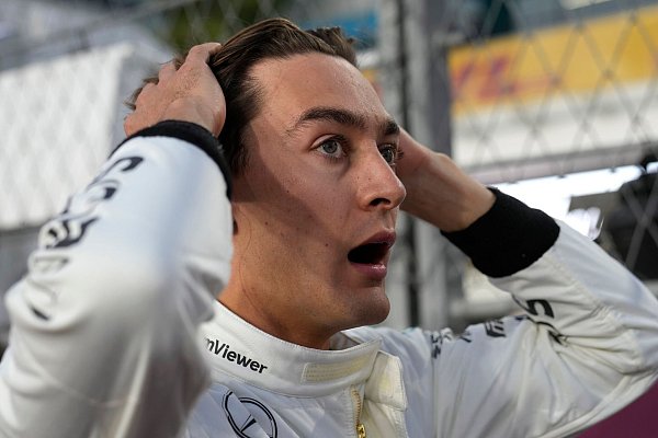 Mit Mercedes-Fahrer George Russell will Max Verstappen nichts mehr zu tun haben. - © Darko Bandic/AP/dpa