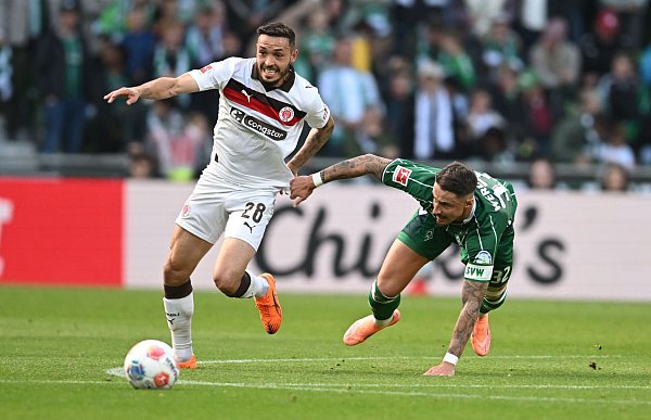 Hier geblieben: Werders Marco Friedl (r) verfolgt St. Paulis Mathias Pereira Lage. - © Carmen Jaspersen/dpa