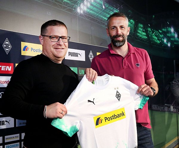 Max Eberl (l) und Marco Rose kennen sich schon aus Gladbacher Zeiten. - © Roland Weihrauch/dpa