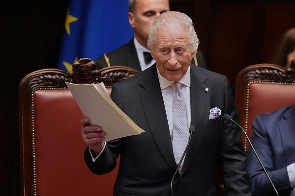 Der König sprach lange im italienischen Parlament. - © Alessandra Tarantino/AP/dpa
