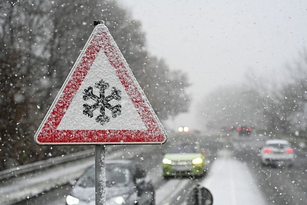 Der deutsche Wetterdienst warnt vor gefährlichem gefrierenden Regen, der zu Glatteis führen kann. - © Lars Penning/dpa