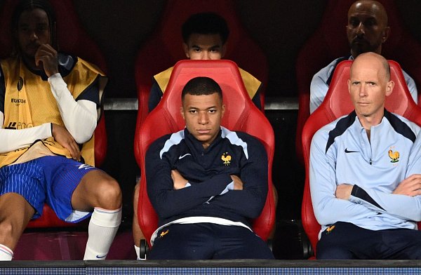 Der französische Superstar Kylian Mbappé kam nach seinem Nasenbeinbruch noch nicht zum Einsatz. - © Robert Michael/dpa