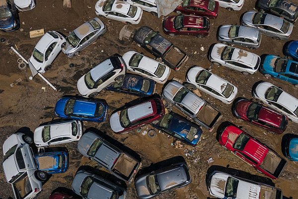 Die Schlammmassen rissen etliche Fahrzeuge mit sich. - © Felix Marquez/AP/dpa