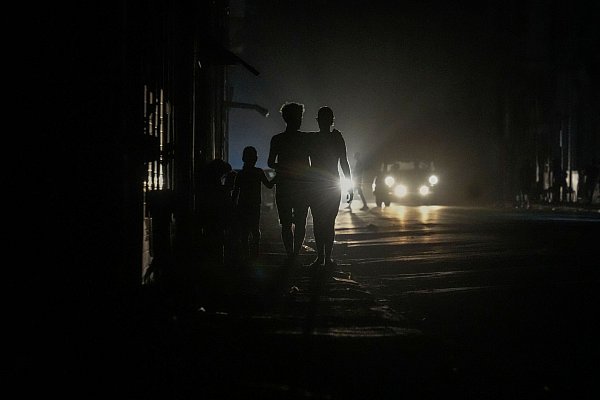 Der Sturm traf den Inselstaat inmitten eines landesweiten Stromausfalls. - © Ramon Espinosa/AP/dpa