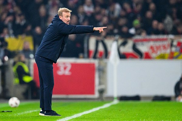 Sebastian Hoeneß versuchte seine Elf zu dirigieren. - © Tom Weller/dpa