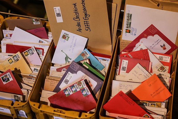 Die Briefe kommen aus aller Welt. - © Oliver Berg/dpa