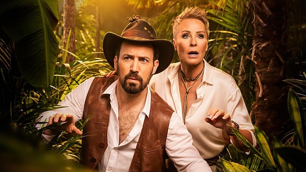 Die Moderatoren Jan Köppen und Sonja Zietlow von der RTL+ Realityshow «Ich bin ein Star - Showdown der Dschungel-Legenden». - © Pascal Bünning/RTL+/dpa