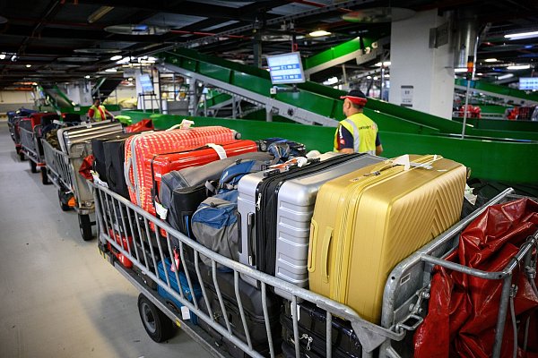 Langfristig sinkt die Zahl fehlgeleiteter Koffer (Archivbild) - © Bernd von Jutrczenka/dpa