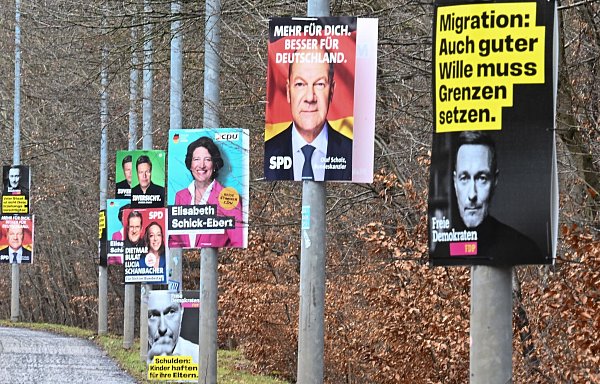 Das Thema Migration spielt teilweise auch in den Wahlkampagnen eine Rolle. - © Bernd Weißbrod/dpa