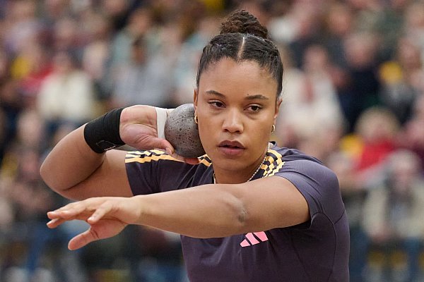 Olympiasiegerin Yemisi Ogunleye zeigt sich gut in Form. - © Bernd Thissen/dpa