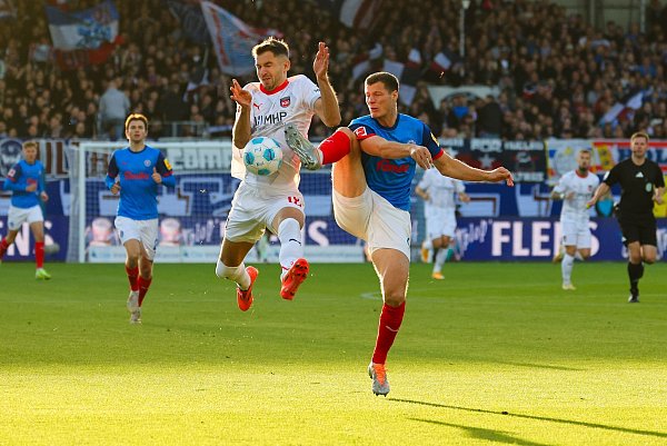 Historischer Torschütze für Holstein Kiel: Patrick Erras (r) erzielte den Siegtreffer gegen Heidenheim. - © Frank Molter/dpa