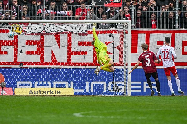 Jahn-Stürmer Noah Ganaus erzielt per Kopf das 2:1. - © Armin Weigel/dpa