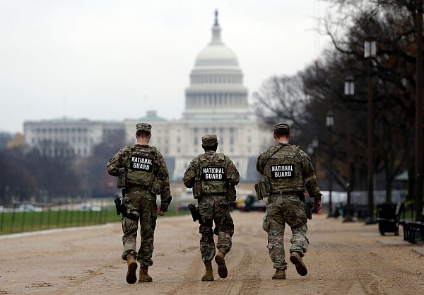 Soldaten der Nationalgarde patrouillieren in Washington. - © Rahmat Gul/AP/dpa