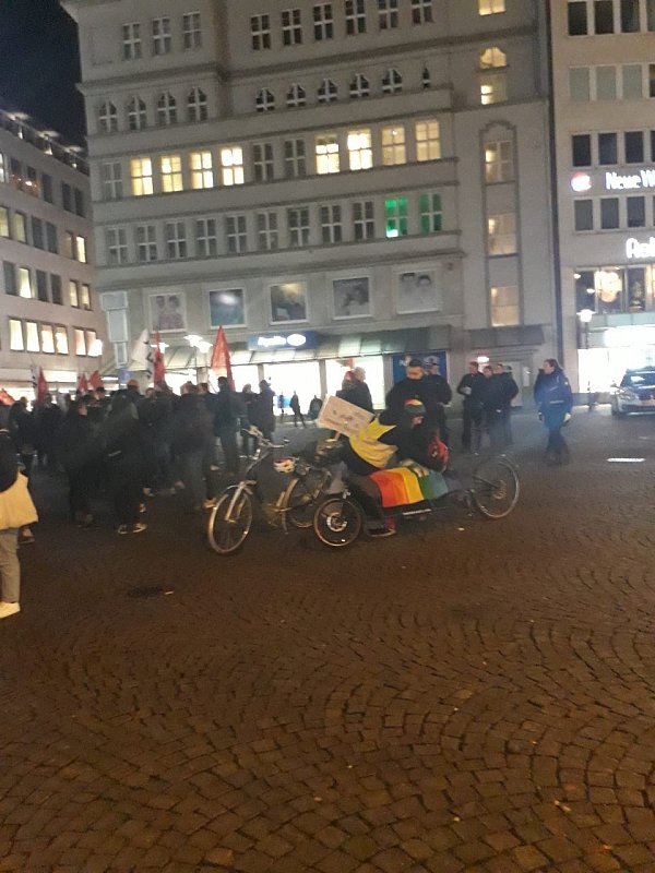 Bielefelder demonstrierten am Mittwochabend auf dem Jahnplatz. - © Jemima Wittig