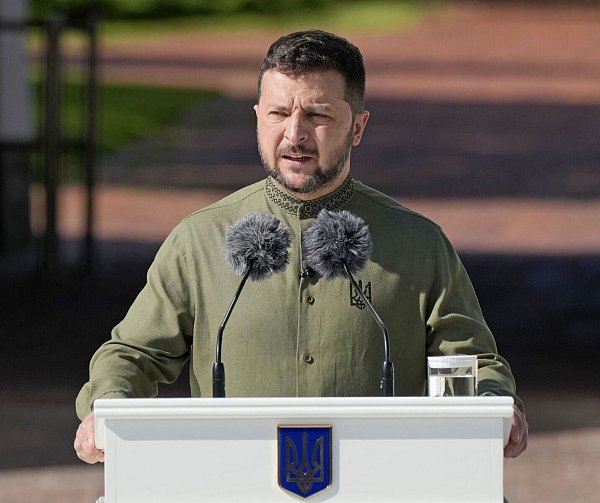Über bereits erfolgte Zusagen hinaus benötigt die Ukraine laut Präsident Wolodymyr Selenskyj zur Verteidigung gegen den russischen Angriffskrieg rund 100 weitere Kampfflugzeuge. - © ---/kyodo/dpa