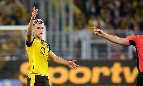 Nico Schlotterbeck lenkt das Dortmunder Spiel von hinten. - © Bernd Thissen/dpa