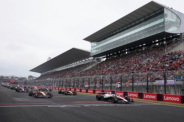 Max Verstappen (r) rast von der Pole zum Sieg. - © Shuji Kajiyama/Pool AP/AP/dpa