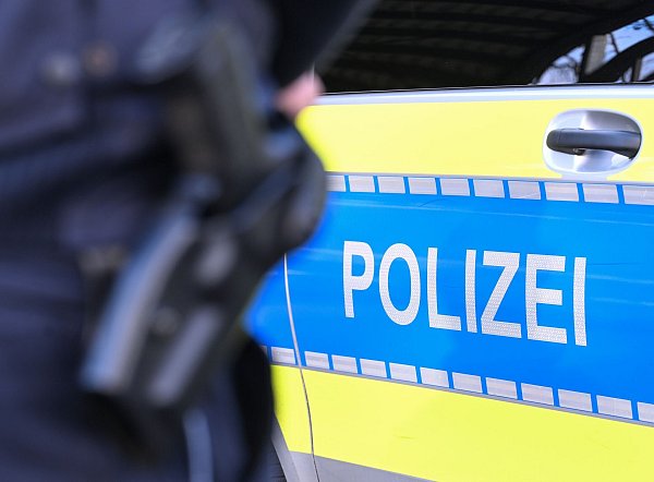 Die Polizei war am Morgen in drei Bundesländern im Einsatz. (Symbolbild) - © Bernd Weißbrod/dpa