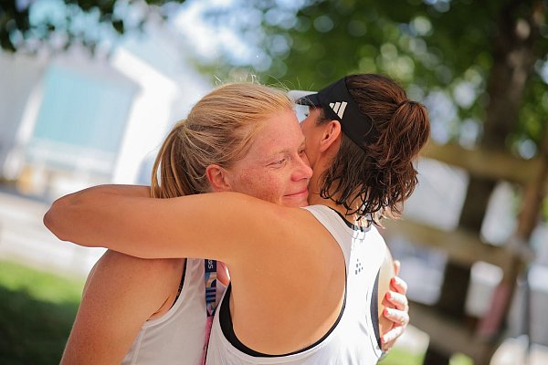 Annika Zillekens (l) und Rebecca Langrehr trösten sich nach dem Olympia-Halbfinal-Aus. - © Rolf Vennenbernd/dpa
