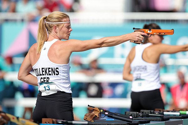 Fünfkämpferin Annika Zillekens mit der Laserpistole beim Laser Run. - © Rolf Vennenbernd/dpa