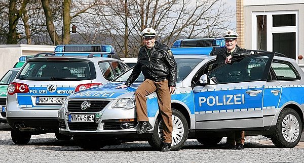 Probeweisen stehen Polizeikommissarin Juliane David und Polizeihauptkommissar Carsten Bartling vor den neuen Streifenwagen. - © FOTO: FRANK-MICHAEL KIEL-STEINKAMP