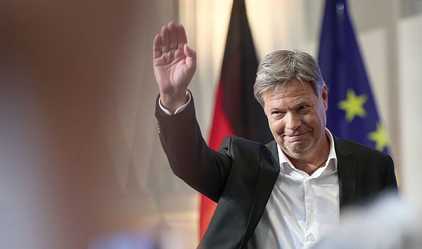Robert Habeck, hier beim Abschied aus dem Bundeswirtschaftsministerium, verlässt nun auch den Bundestag. - © Hannes P Albert/dpa