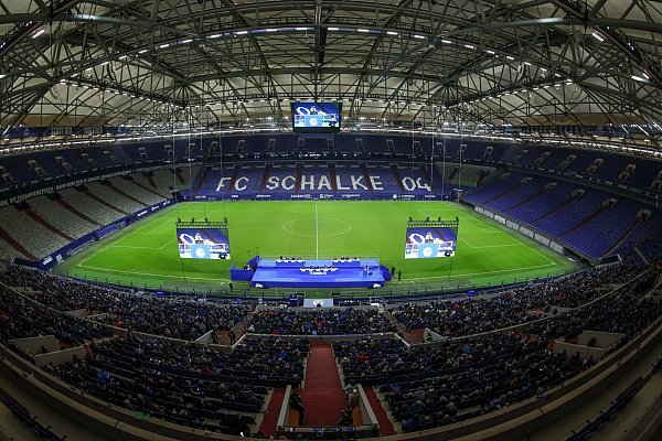 Hitzige Mitgliederversammlung: Die Schalke-Führung musste sich einiges anhören. - © Tim Rehbein/dpa