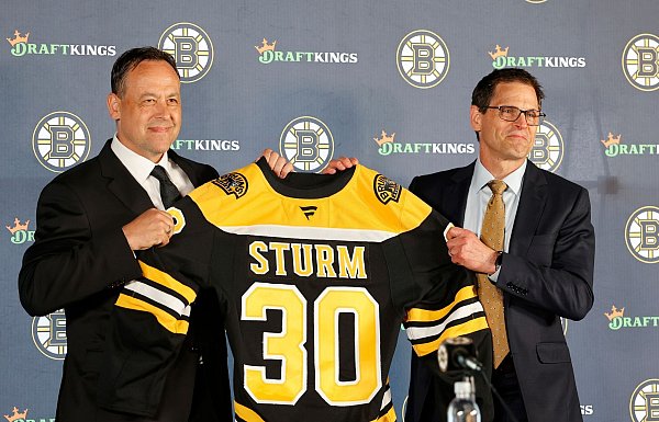 Einst Spieler, nur Trainer in Boston: Marco Sturm (l). - © Mary Schwalm/AP/dpa
