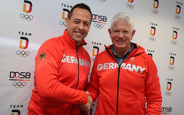 Dass der damalige DEB-Präsident Franz Reindl (r) Marco Sturm (l) 2015 zum Bundestrainer machte, erwies sich als Glücksfall. - © Karl-Josef Hildenbrand/dpa
