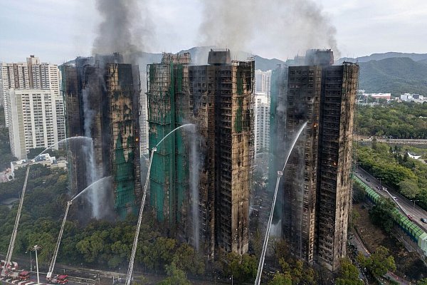 Die Feuerwehr kämpfte den gesamten Tag über weiter gegen die Flammen. - © Vernon Yuen/Nexpher via ZUMA Press Wire/dpa