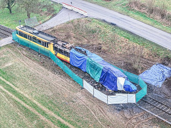 Die Stadtbahn soll in Einzelteilen abtransportiert werden. - © Jason Tschepljakow/dpa