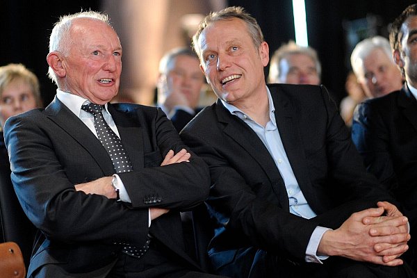 Gero Bisanz (l), hier mit Ex-Freiburg-Trainer Christian Streich, war der erste Bundestrainer der deutschen Fußballerinnen. - © picture alliance / dpa