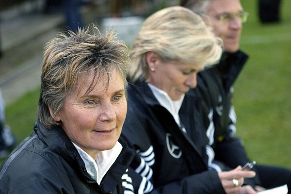 Die Trainerinnen der Weltmeisterinnen: Tina Theune (l) und Silvia Neid. - © Carmen Jaspersen/dpa