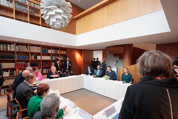 Verhandlungsbeginn in Berlin. - © Carsten Koall/dpa