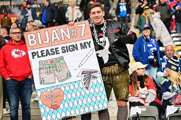 Ein Falcons-Fan hoffte auf ein Autogramm von Running Back Bijan Robinson. - © Sebastian Christoph Gollnow/dpa