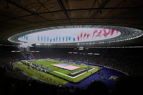 Ausverkauftes Stadion: Rund 72.000 Fans waren dabei. - © Markus Schreiber/AP/dpa