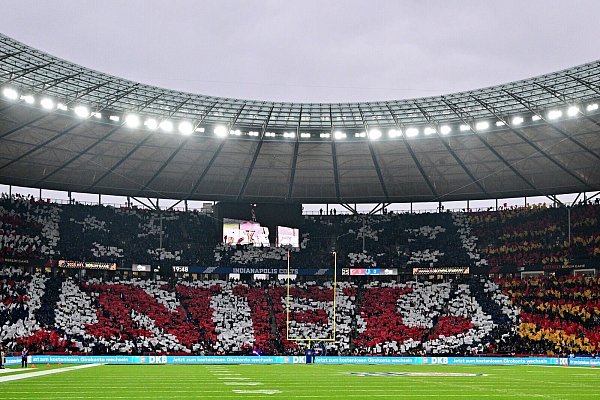 Eine herausragende NFL-Choreo im Olympiastadion. - © Sebastian Christoph Gollnow/dpa