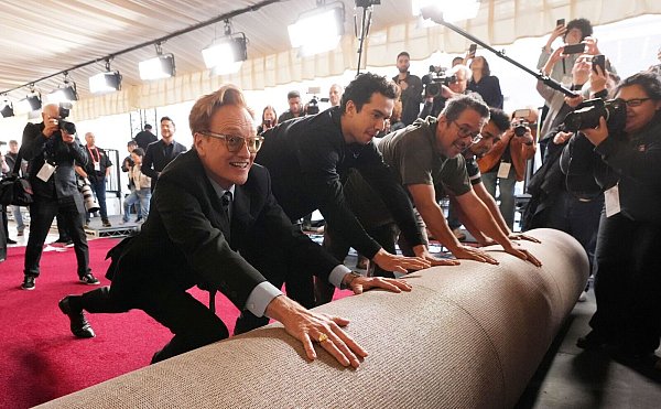 Conan O’Brien packt selbst mit an. - © Chris Pizzello/Invision/AP/dpa