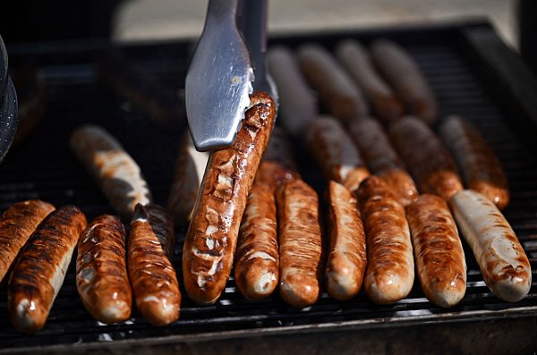 Am Abend geht es um die Wurst. (Archivbild) - © Martin Schutt/dpa