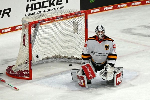Dustin Strahlmeier im deutschen Tor ist geschlagen. - © Markus Lenhardt/dpa