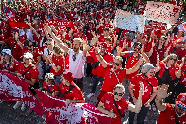 Viel los schon vor dem Spiel: Schweizer Fans stimmen sich ein. - © Jean-Christophe Bott/KEYSTONE/dpa