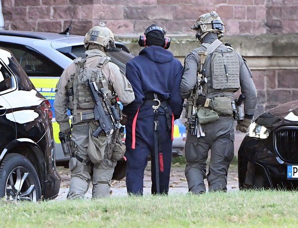 Am Donnerstagnachmittag kam Serhij K. mit dem Hubschrauber in Karlsruhe an. - © Uli Deck/dpa