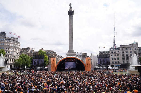 Tausende McLaren-Fans kamen vor dem Silverstone-Rennen zum Show-Event auf den Londoner Trafalgar Square. - © Bradley Collyer/PA Wire/dpa